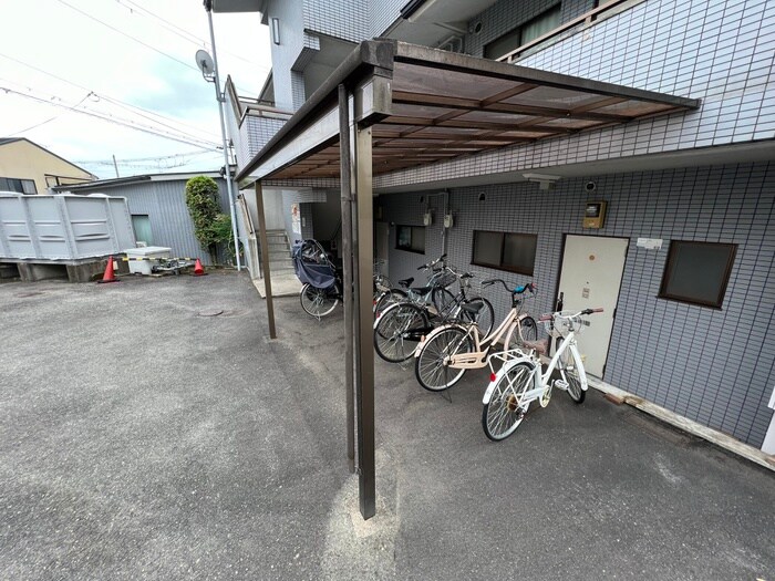 物件外観写真3　(駐輪場)