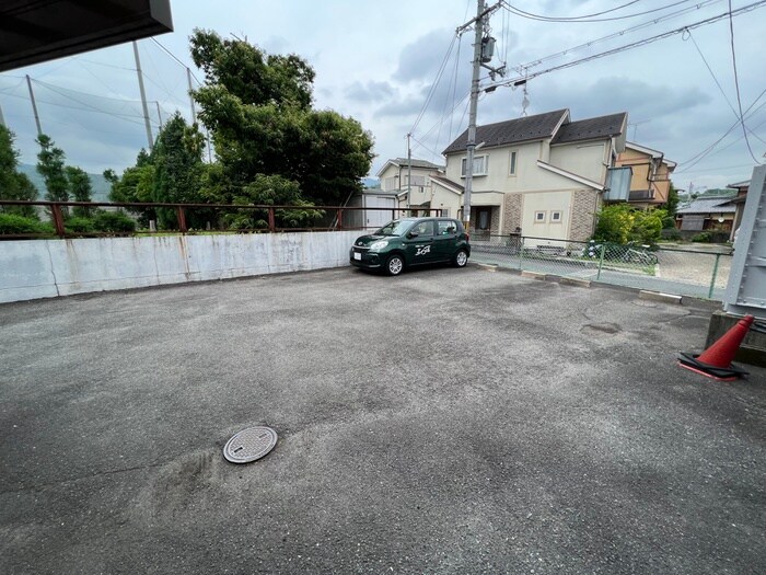 物件外観写真5　(駐車場)