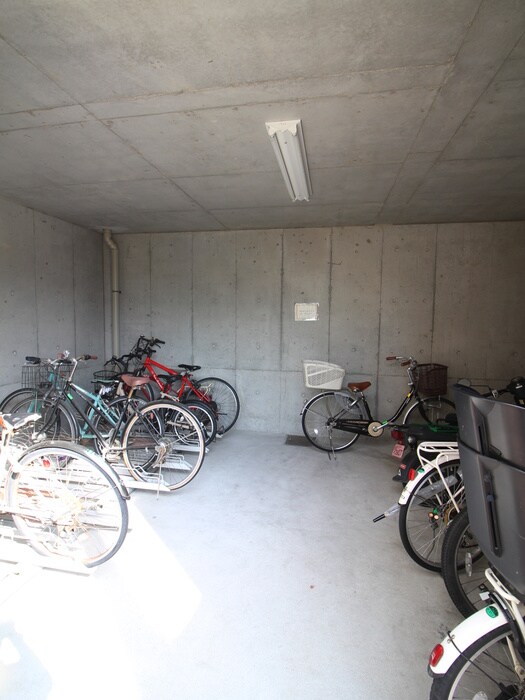 物件外観写真6　(駐輪場)