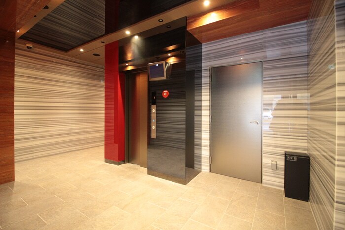 物件外観写真4　(エントランス部分)