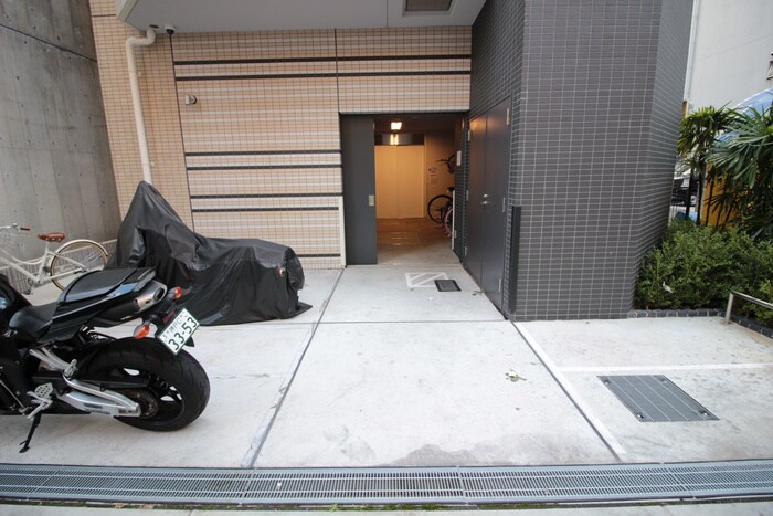 物件外観写真5　(バイク置き場)