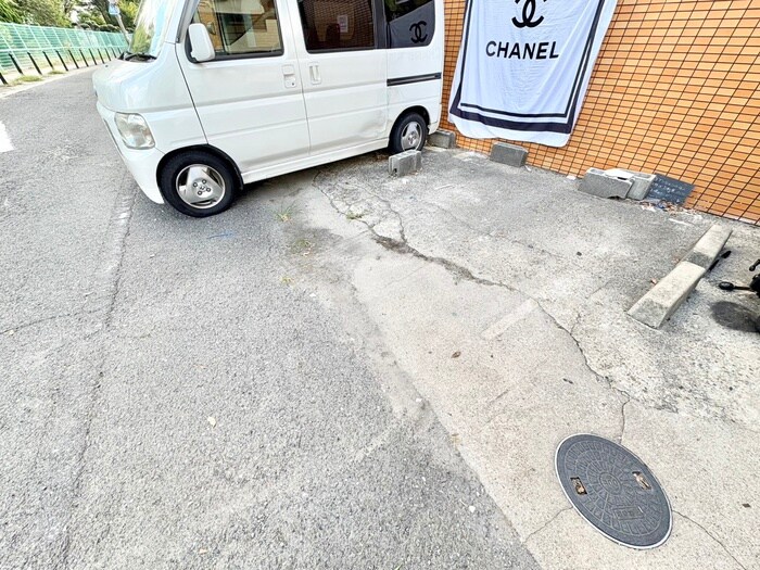 物件外観写真3　(駐車場)