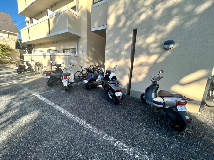 物件外観写真4　(駐輪場)