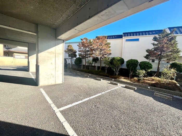物件外観写真5　(駐車場)