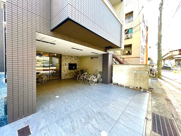 物件外観写真3　(エントランス部分)