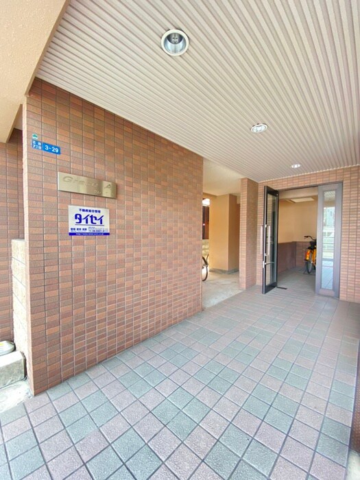 物件外観写真5　(エントランス部分)