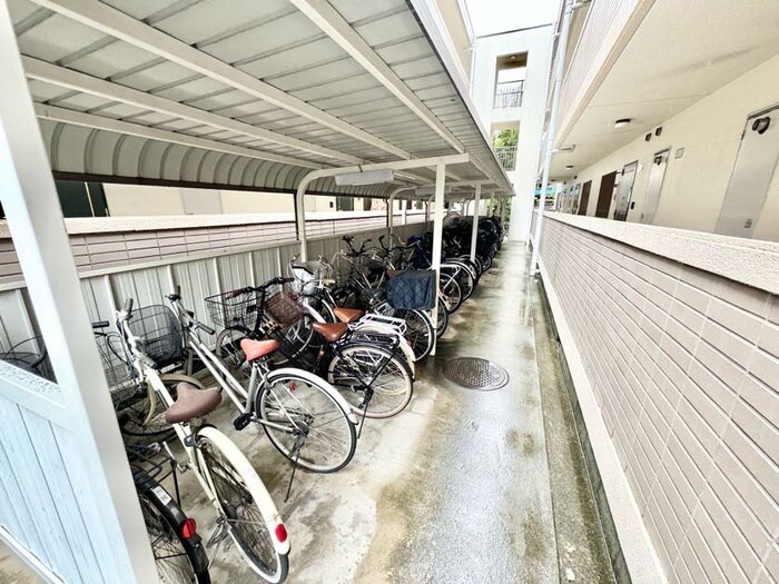 物件外観写真4　(駐輪場)