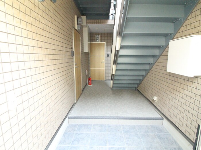 物件外観写真6　(エントランス部分)