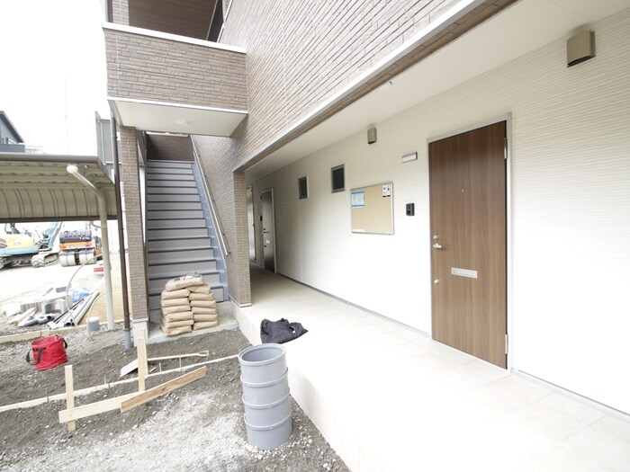 物件外観写真5　(エントランス部分)