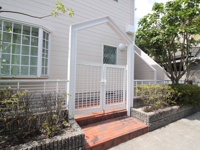 物件外観写真2　(エントランス部分)