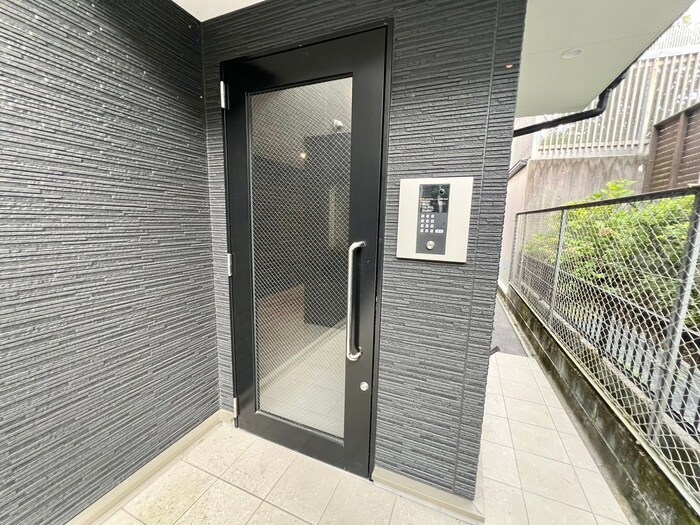 物件外観写真3　(エントランス部分)