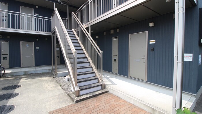 物件外観写真3　(エントランス部分)