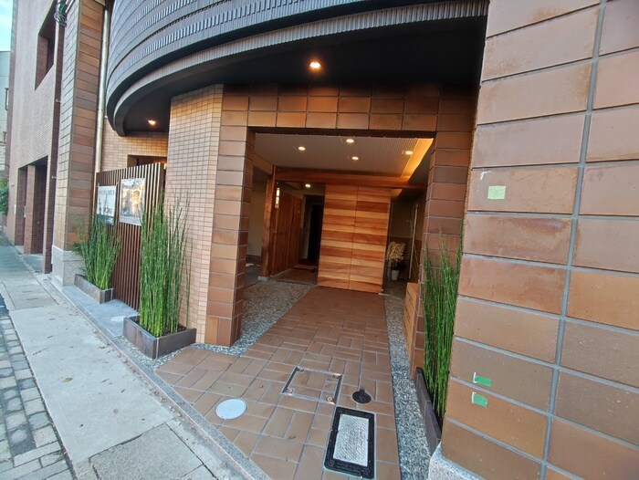 物件外観写真3　(エントランス部分)