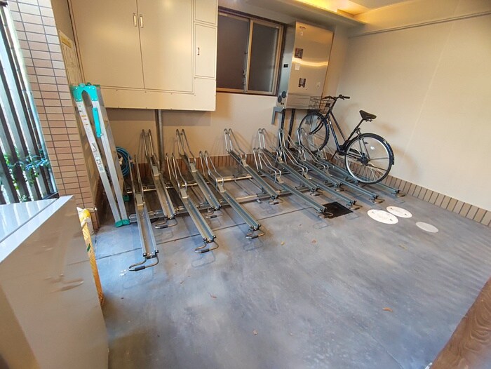 物件外観写真4　(駐輪場)