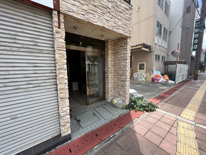 物件外観写真4　(エントランス部分)