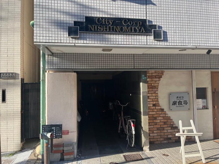 物件外観写真3　(エントランス部分)