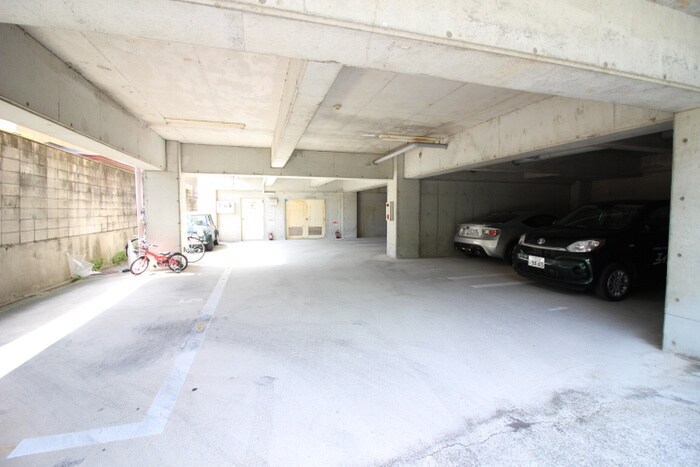 物件外観写真5　(駐車場)