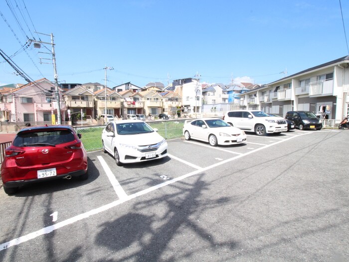 物件外観写真2　(駐車場)