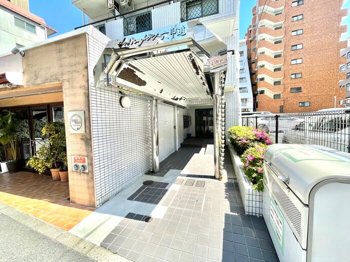 物件外観写真2　(エントランス部分)