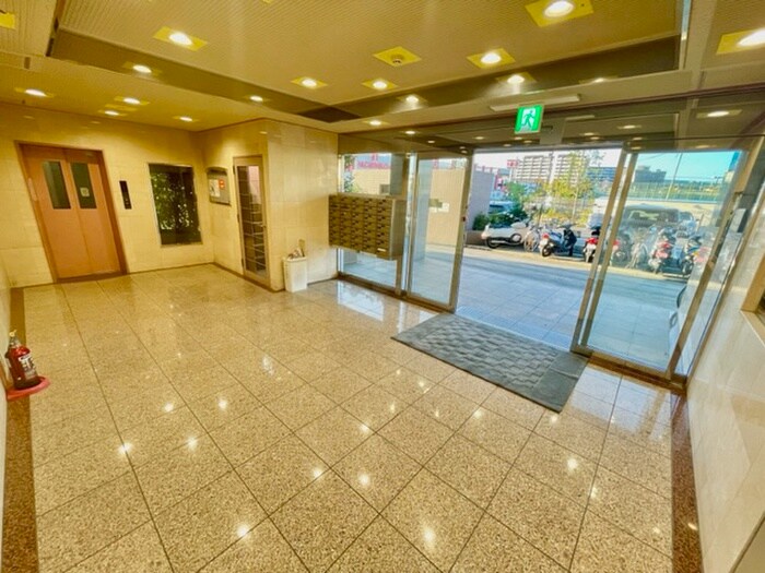 物件外観写真6　(エントランス部分)