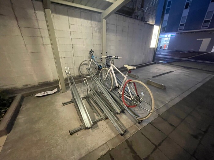 物件外観写真4　(駐輪場)