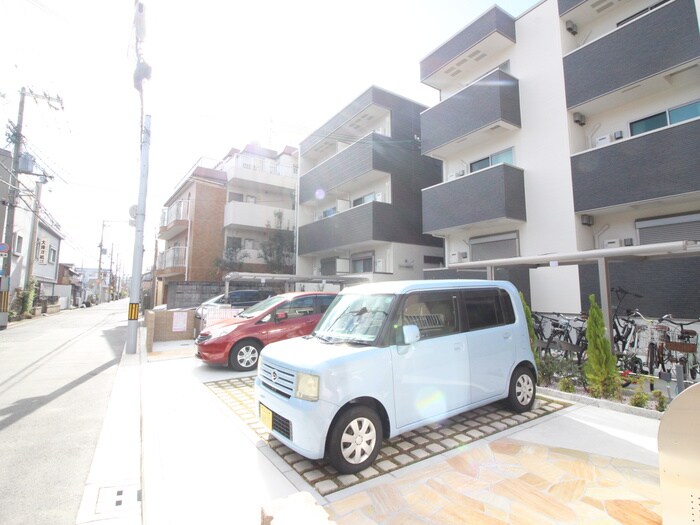 物件外観写真4　(駐車場)