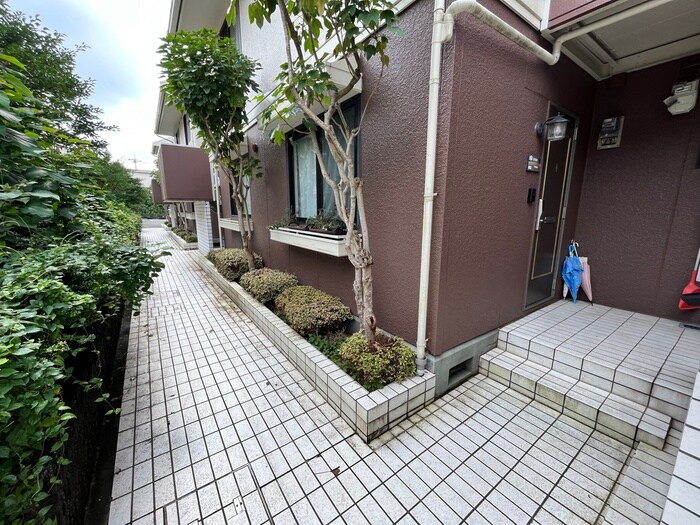 物件外観写真3　(エントランス部分)