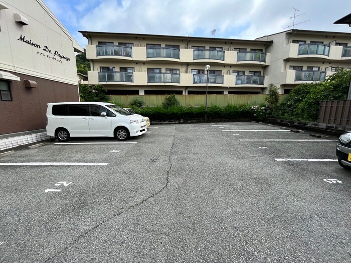 物件外観写真5　(駐車場)