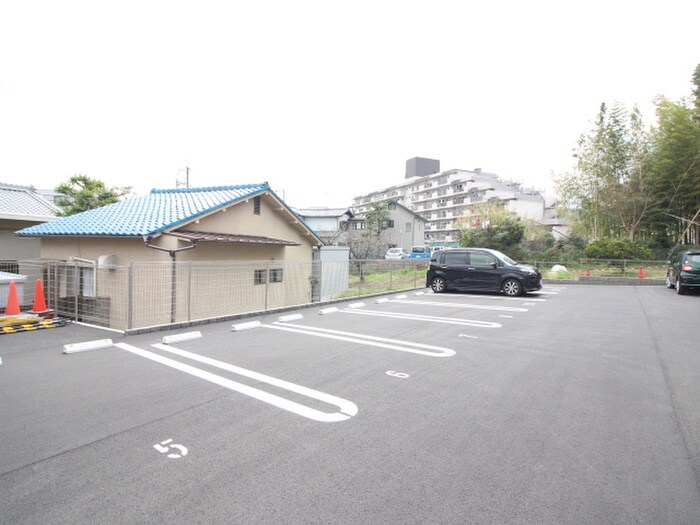 物件外観写真4　(駐車場)