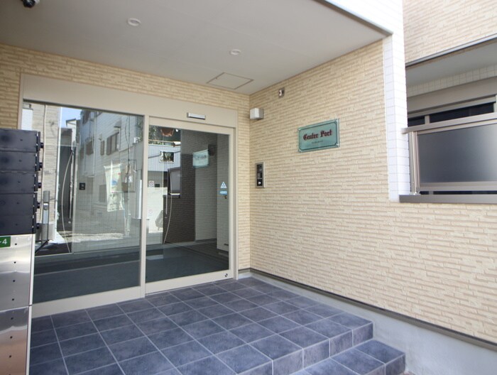 物件外観写真2　(エントランス部分)