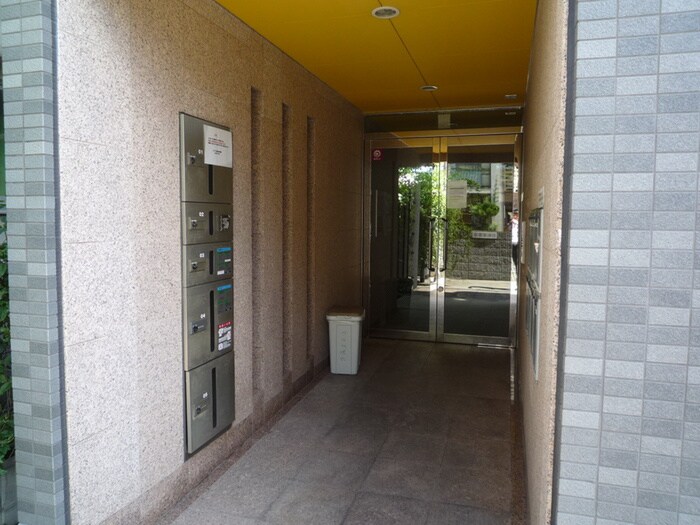 物件外観写真2　(エントランス部分)