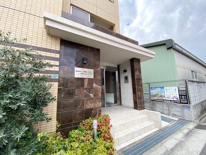 物件外観写真2　(エントランス部分)