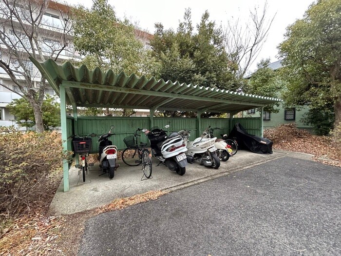 物件外観写真4　(駐輪場)