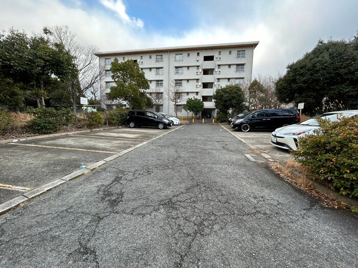 物件外観写真5　(駐車場)