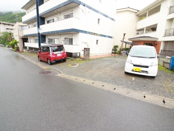 フィオ－レ桂坂の駐車場