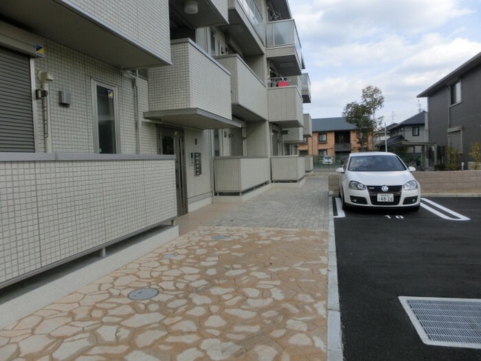 物件外観写真3　(エントランス部分)