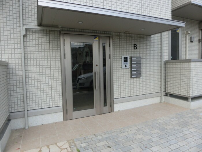 物件外観写真4　(エントランス部分)