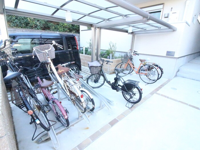 物件外観写真4　(駐輪場)