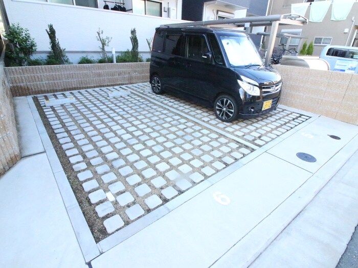 物件外観写真5　(駐車場)