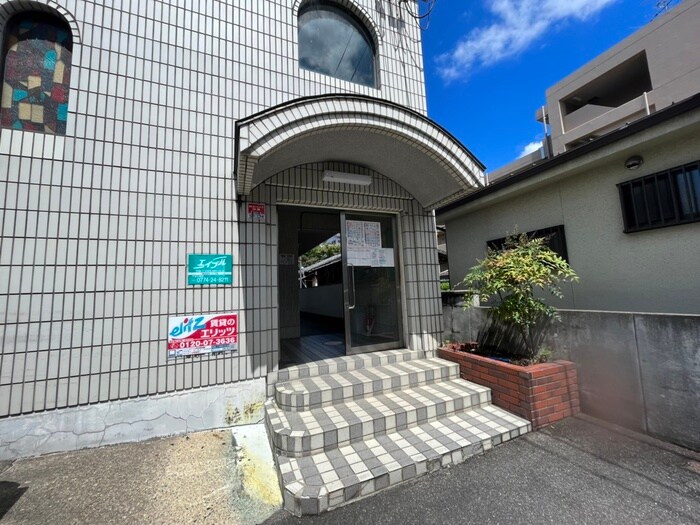 物件外観写真2　(エントランス部分)