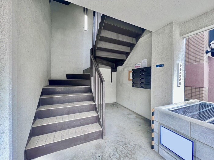 物件外観写真3　(エントランス部分)