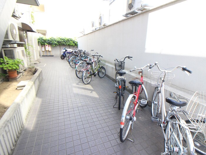物件外観写真5　(駐輪場)