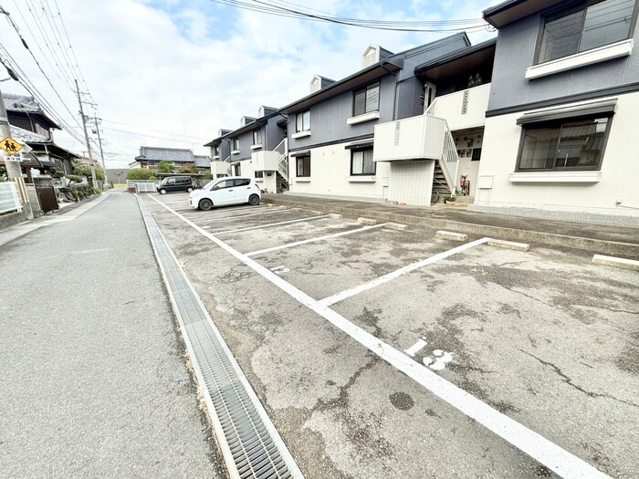 物件外観写真3　(駐車場)