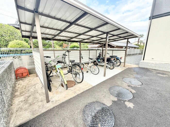 物件外観写真4　(駐輪場)