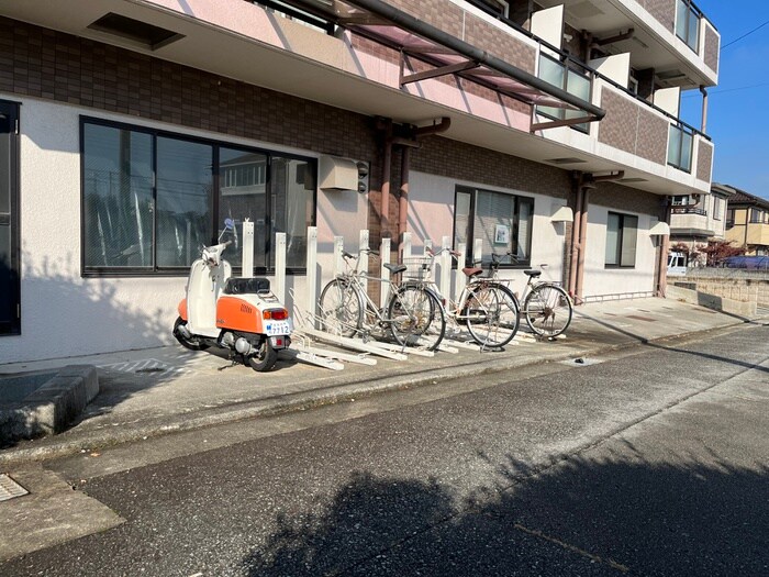 物件外観写真5　(駐輪場)