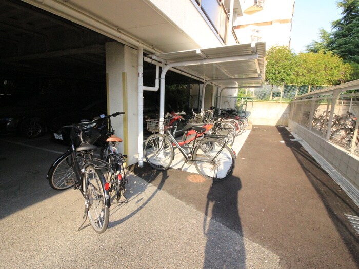 物件外観写真4　(駐輪場)