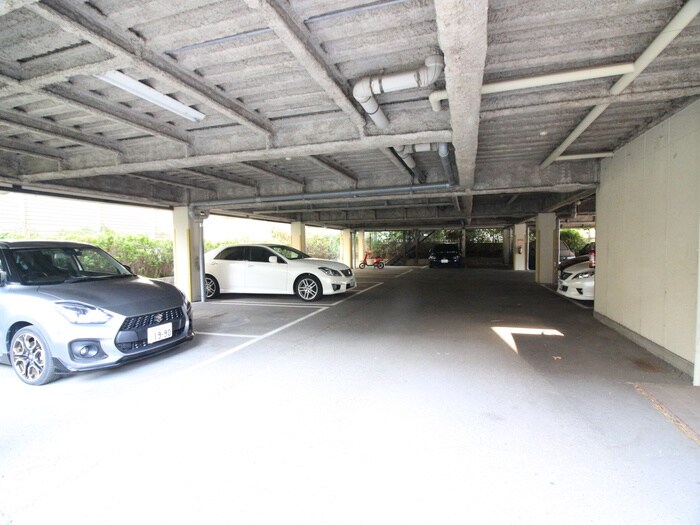 物件外観写真5　(駐車場)