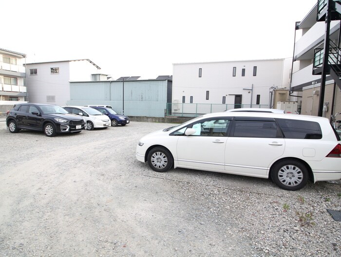 物件外観写真4　(駐車場)