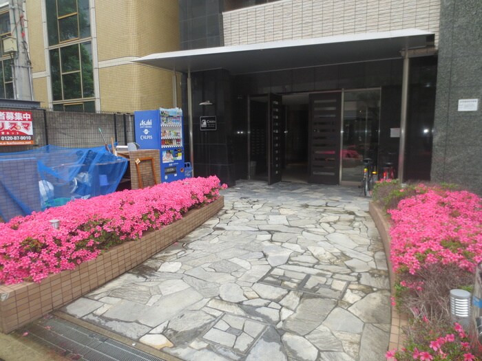 物件外観写真2　(エントランス部分)