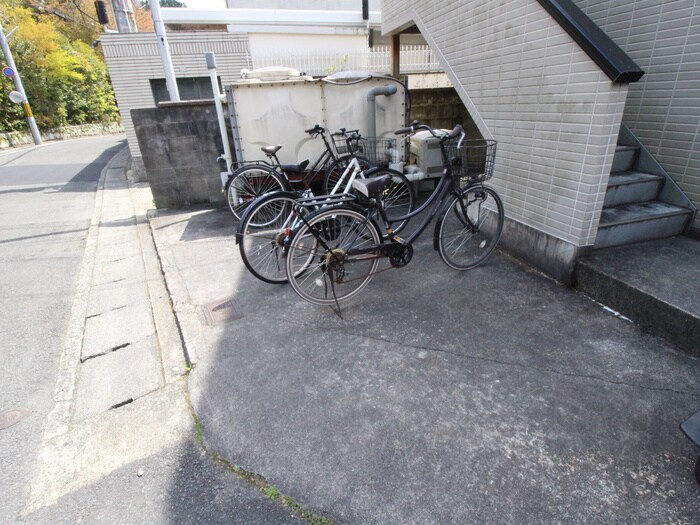物件外観写真3　(駐輪場)